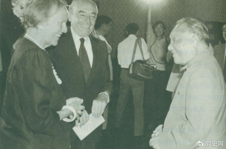 1987年8月29日,邓小平在会见意大利共产党领导人约蒂和赞盖里时指出,中国处在社会主义初级阶段。