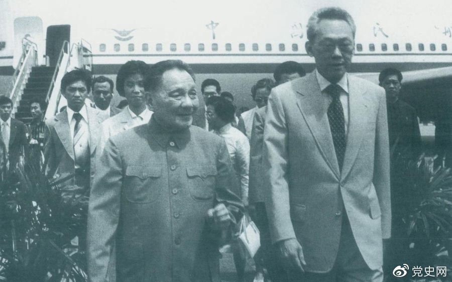 1978年11月12日,邓小平应邀访问新加坡。李光耀总理到机场迎接。