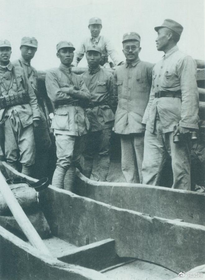 1937年9月,八路军部分领导人率部东渡黄河,开赴抗日前线。图为渡船上的八路军领导人,前排右起:朱德、任弼时、左权。